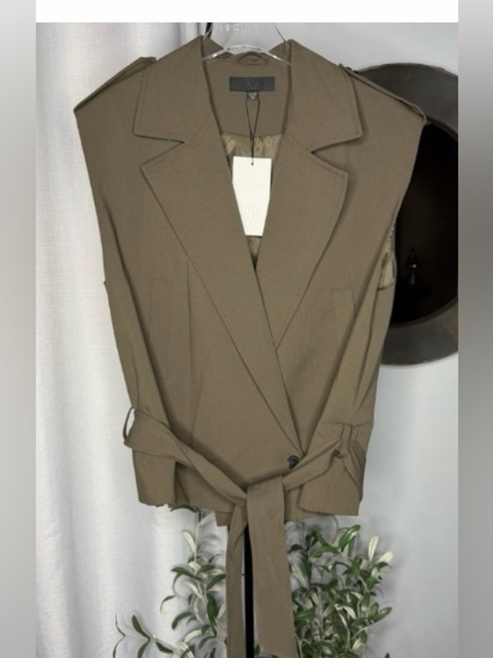NEW FALL 🍁 ZARA SHOULDER PAD BELTED VEST XS -S
🚨FINAL PRICE NO DISCOUNT - Picture 4 of 10